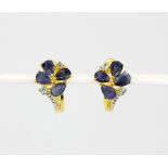 A pair of 925 silver gilt earrings set with sapphires and blue topaz, L. 1.5cm.