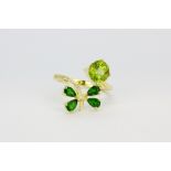 A 925 silver gilt ring set with round cut peridots and chrome diopsides, (Q.5).