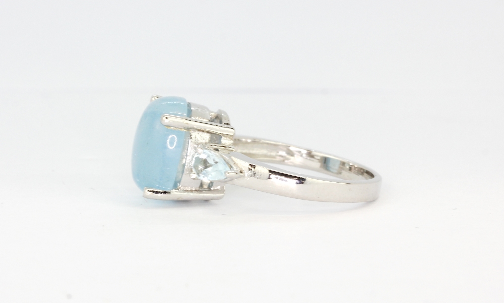 A matching 925 silver ring set with cabochon cut aquamarine, (L). - Bild 2 aus 2