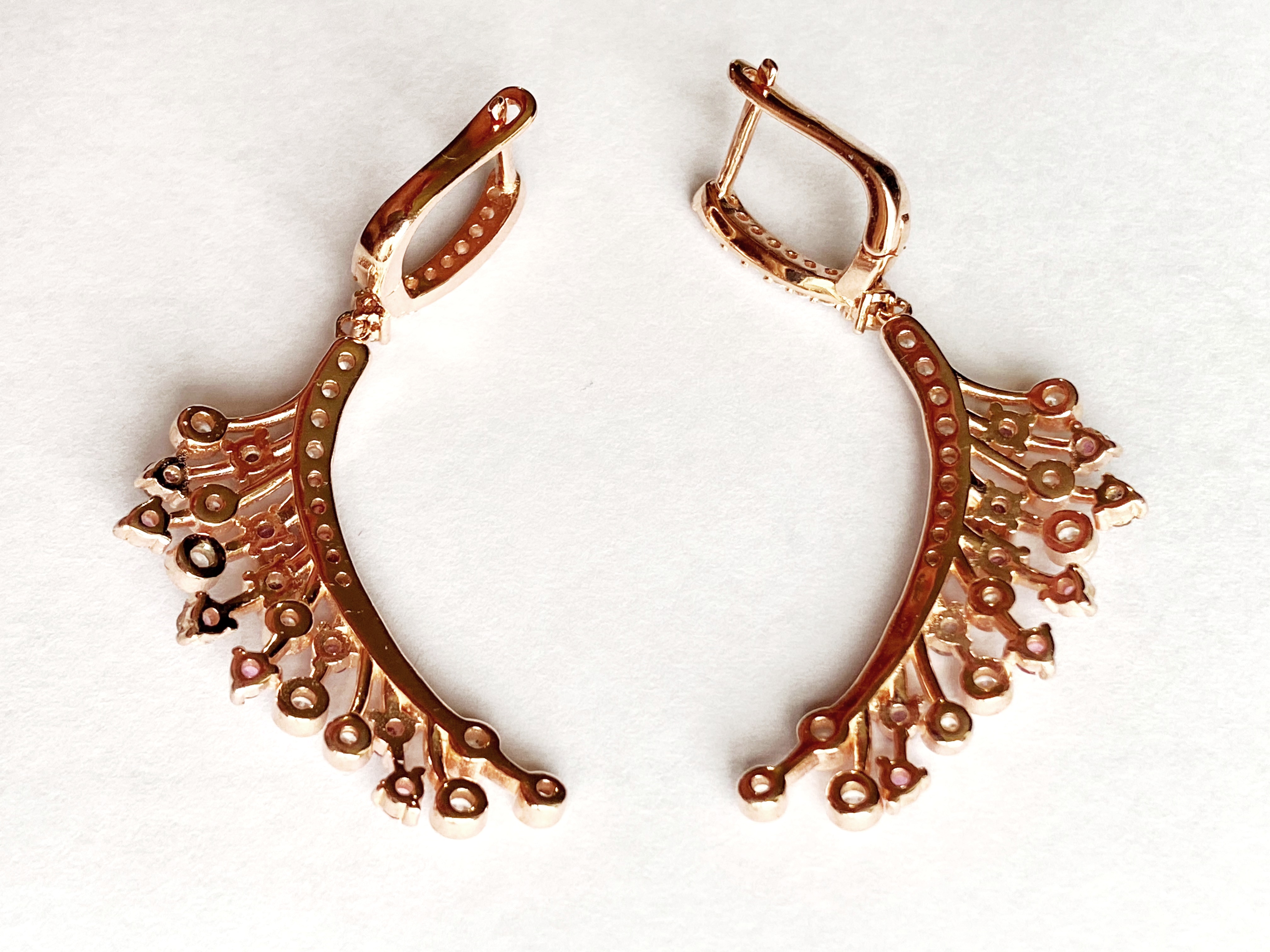 A pair of 925 rose gold gilt drop earrings set with pink tourmalines and white stones, L. 5cm. - Bild 2 aus 2