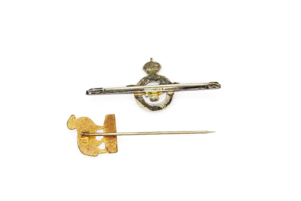 A Sterling silver enamelled RAF brooch together with a gilt tie pin, L.5cms - Bild 2 aus 2