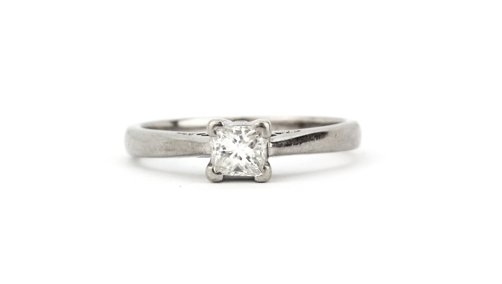 A hallmarked 18ct white gold solitaire ring set with a princess cut diamond, approx. 0.33ct, (K).