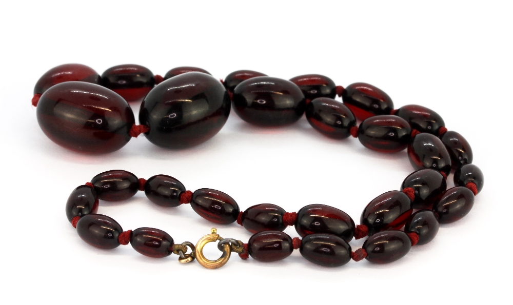A vintage graduated cherry amber necklace, approx. 47cm. - Bild 3 aus 3