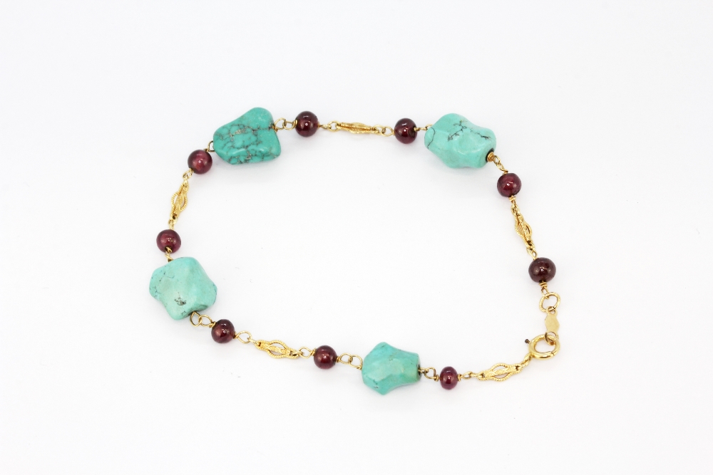 A 14ct yellow gold (stamped 14k) turquoise and garnet bracelet with matching 14ct gold screw back - Bild 2 aus 3