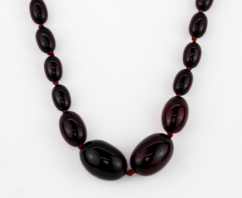 A vintage graduated cherry amber necklace, approx. 47cm. - Bild 2 aus 3