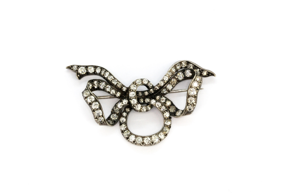 An antique white metal (tested high carat gold) bow shaped brooch set with old cut diamonds in a - Bild 2 aus 4