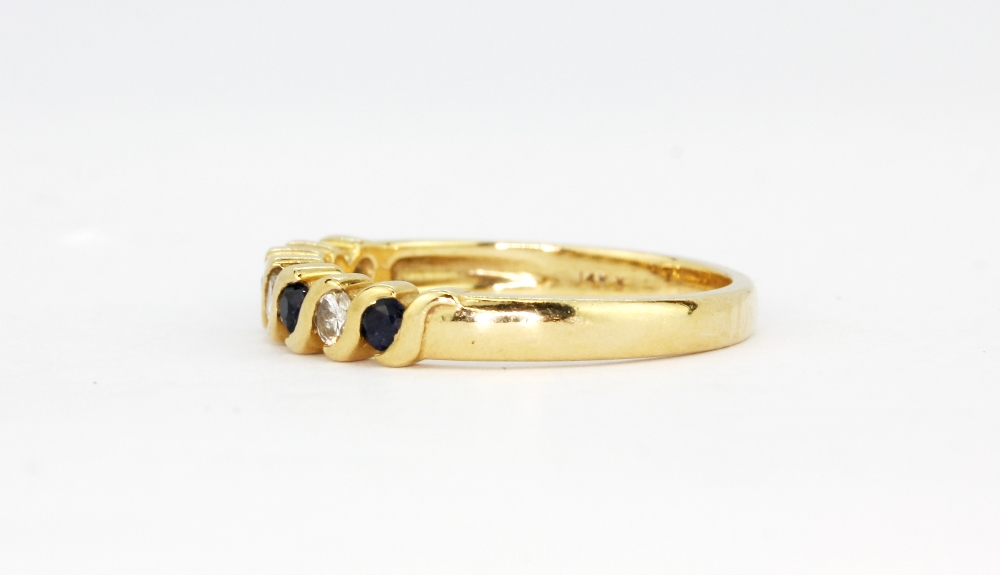 A 14ct yellow gold (stamped 14k) half eternity ring set with sapphires and brilliant cut - Bild 2 aus 2