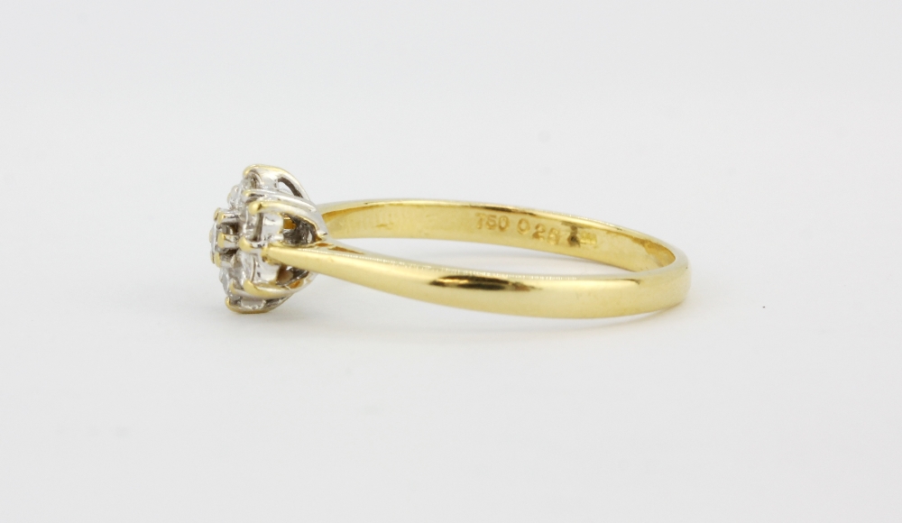 A hallmarked 18ct yellow gold cluster ring set with brilliant cut diamonds, (Q). - Bild 2 aus 2