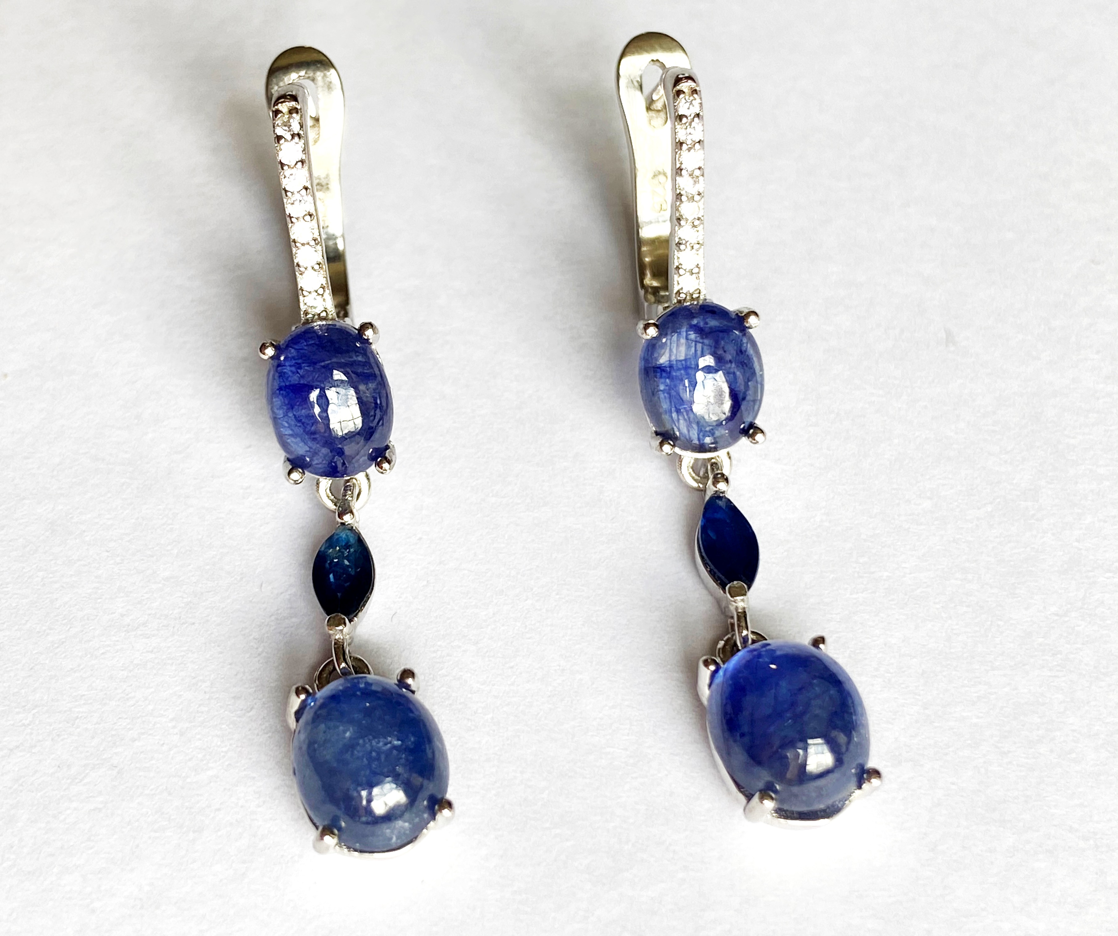 A pair of 925 silver drop earrings set with cabochon cut sapphires, L. 4cm.