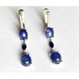 A pair of 925 silver drop earrings set with cabochon cut sapphires, L. 4cm.