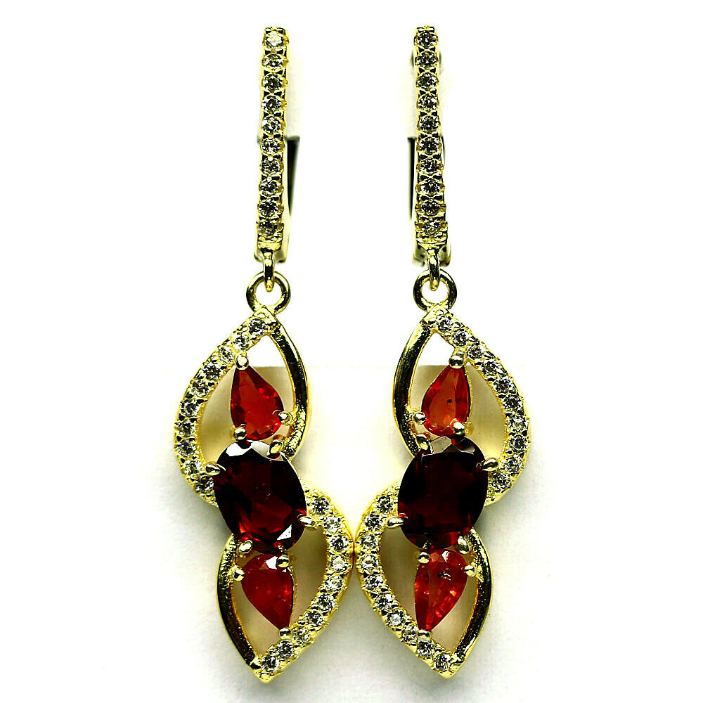 A pair of 925 silver gilt earrings set with oval and pear cut garnets, L. 4cm.