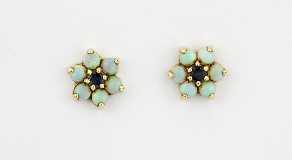 A pair of hallmarked 9ct gold cluster earrings set with cabochon cut opals and a round cut sapphire, - Bild 2 aus 2