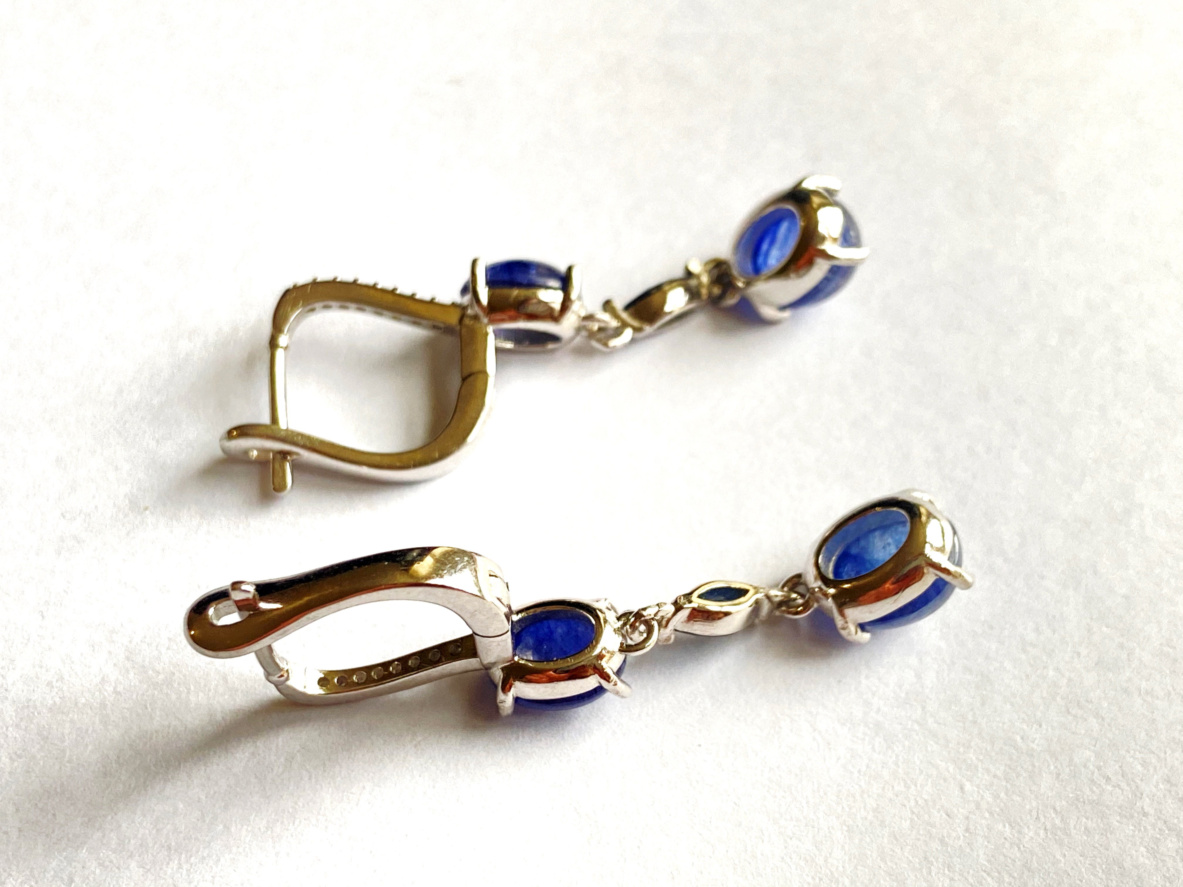 A pair of 925 silver drop earrings set with cabochon cut sapphires, L. 4cm. - Bild 2 aus 2