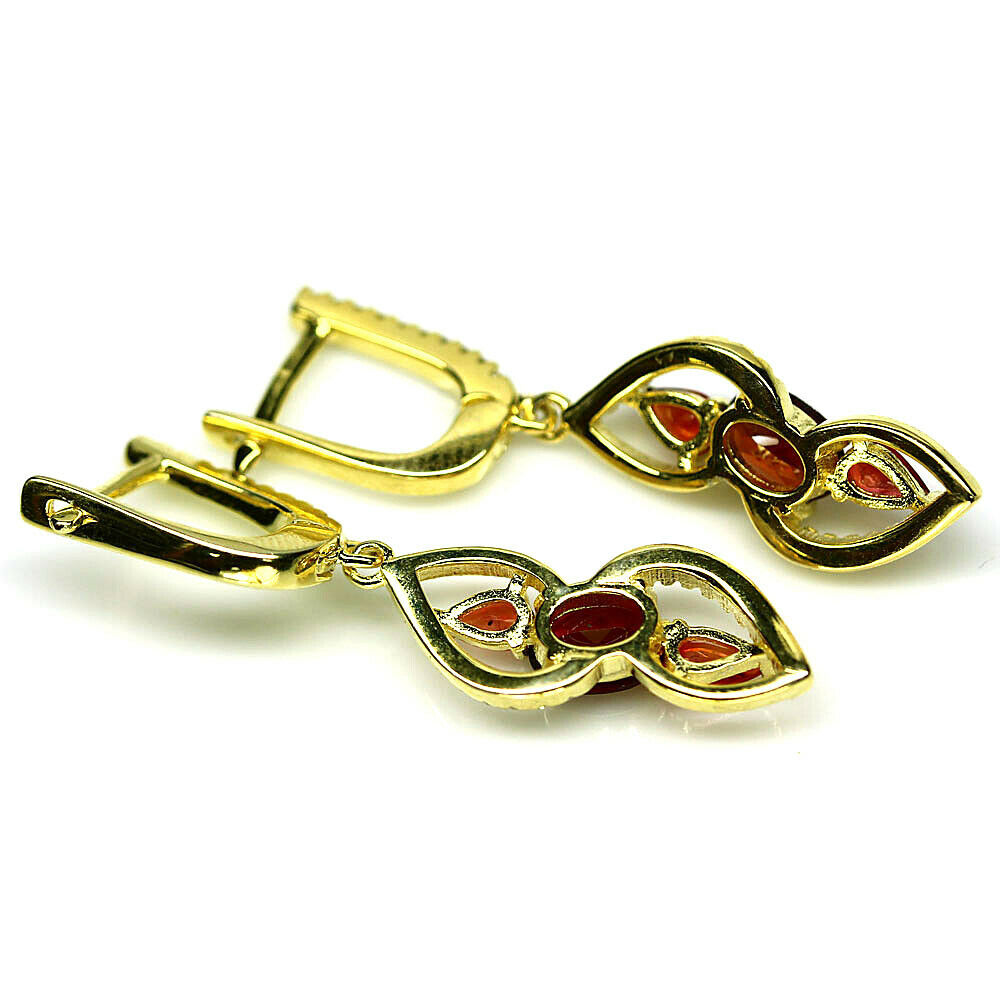 A pair of 925 silver gilt earrings set with oval and pear cut garnets, L. 4cm. - Bild 2 aus 2