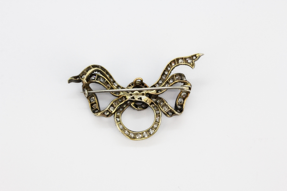 An antique white metal (tested high carat gold) bow shaped brooch set with old cut diamonds in a - Bild 3 aus 4