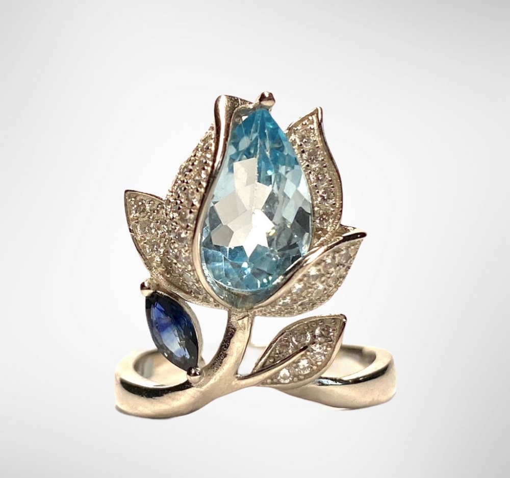 A 925 silver tulip shaped ring set with pear cut blue topaz and sapphire, (P).