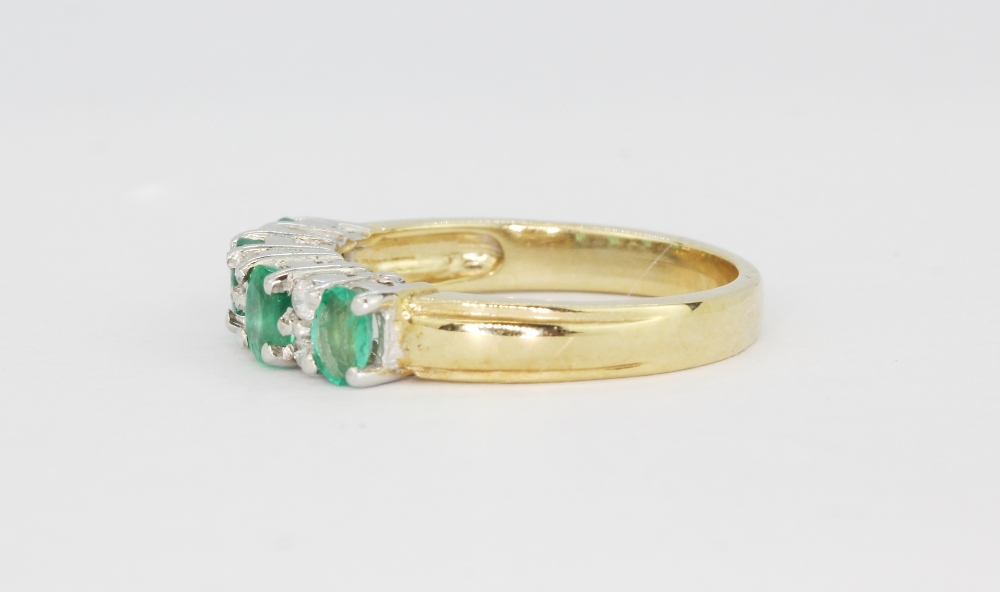 A hallmarked 9ct yellow and white gold ring set with oval cut emeralds and brilliant cut - Bild 2 aus 2