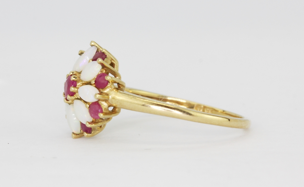 A hallmarked 9ct yellow gold ring set with marquise cabochon cut opals and rubies, (O.5). - Bild 2 aus 4