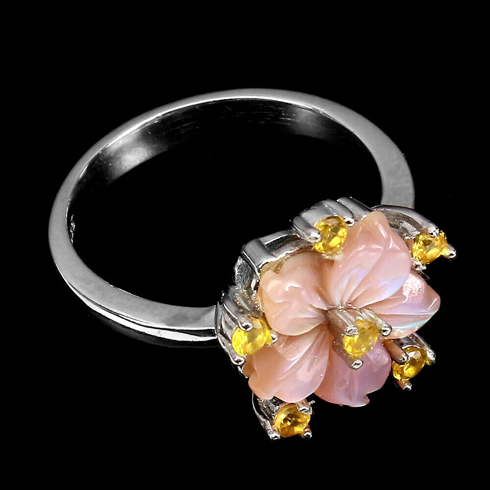 A 925 silver ring set with carved mother of pearl and fancy yellow sapphires, (O.5). - Bild 2 aus 2