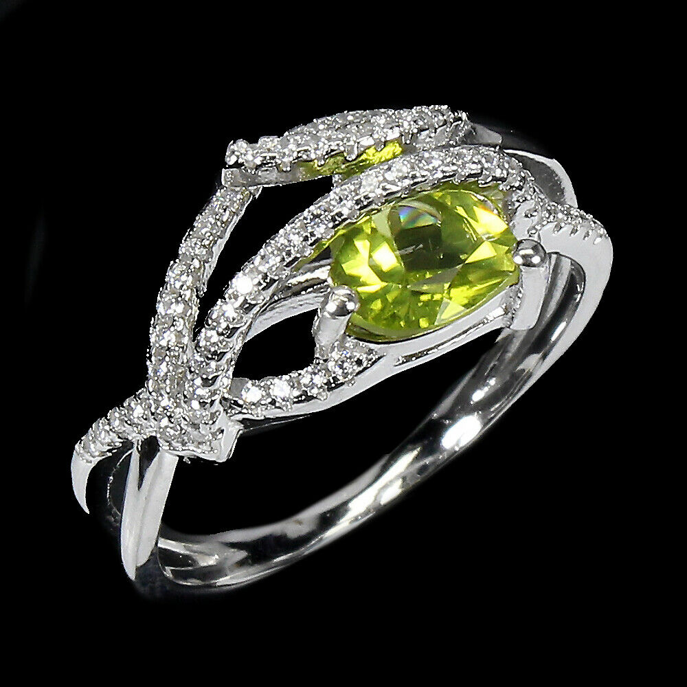 A 925 silver ring set with a trillion cut peridot and white stones, ®. - Bild 2 aus 2