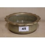 A Chinese gilt decorated crackle glazed porcelain bowl Dia. 15cm D. 5cm.