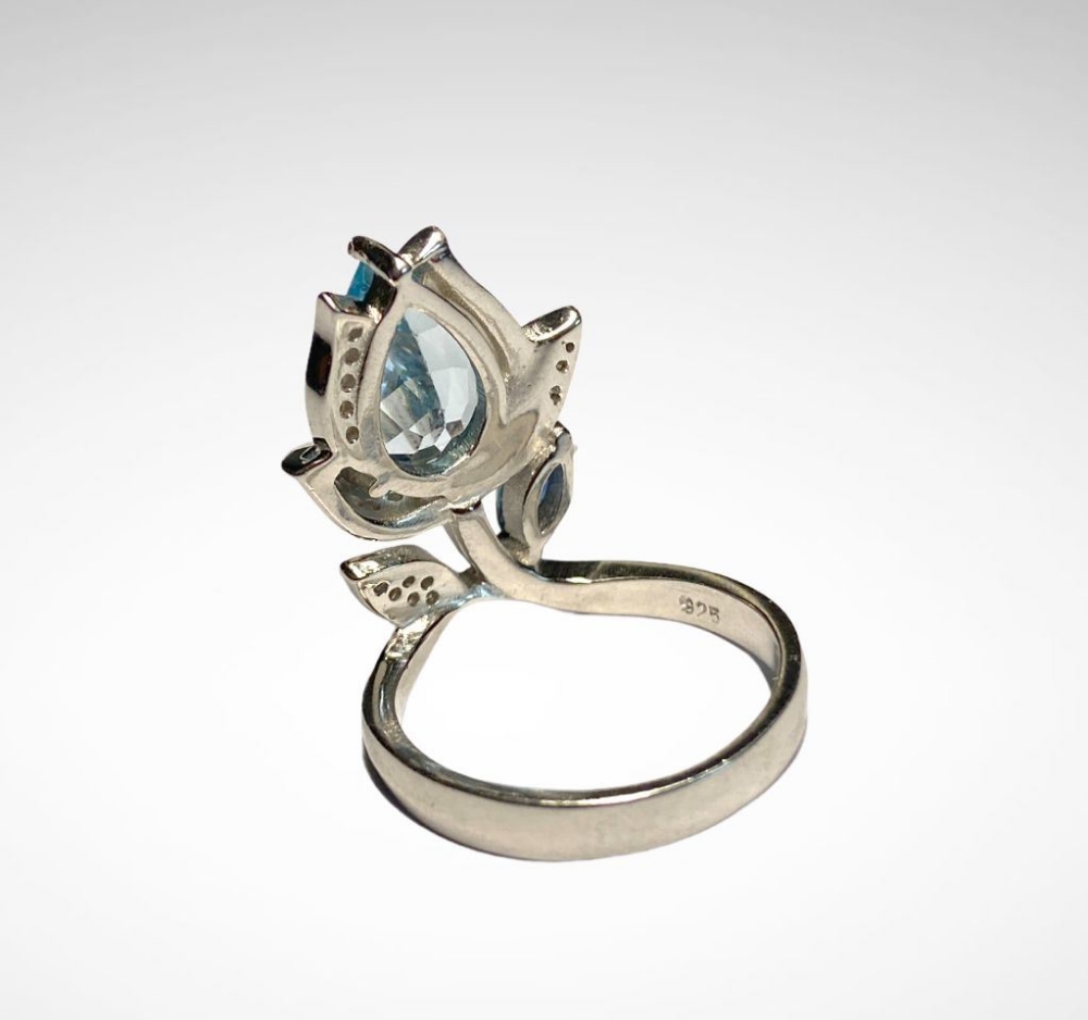 A 925 silver tulip shaped ring set with pear cut blue topaz and sapphire, (P). - Bild 2 aus 2