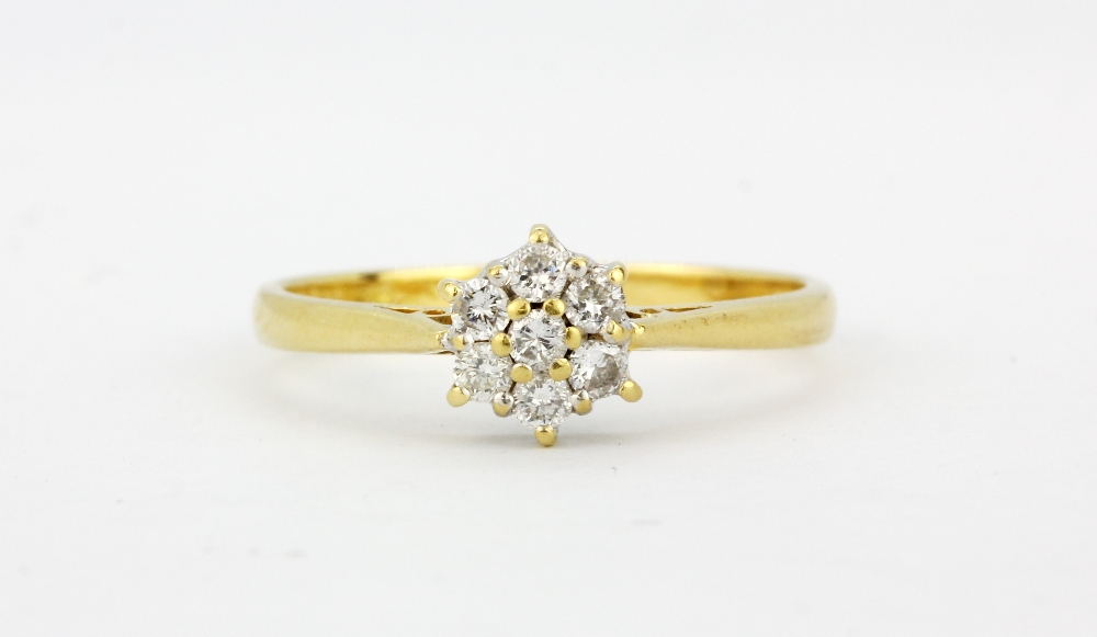 A hallmarked 18ct yellow gold cluster ring set with brilliant cut diamonds, (Q).