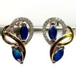 A pair of 925 silver gilt earrings set with marquise cut sapphires, L. 2cm.