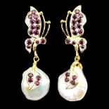 A pair of 925 silver butterfly shaped drop earrings set with garnets and baroque pearls, L. 4.5cm.