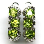 A pair of 925 silver earrings set with trillion cut peridots, L. 1.5cm.