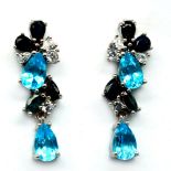 A pair of 925 silver drop earrings set with pear cut blue topaz and sapphires, L. 3cm.