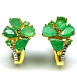 A pair of 925 silver gilt earrings set with emeralds, L. 1.8cm.