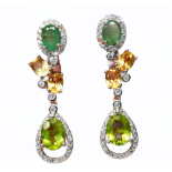 A pair of 925 silver drop earrings set with emeralds, peridots and citrines, L. 3.7cm.