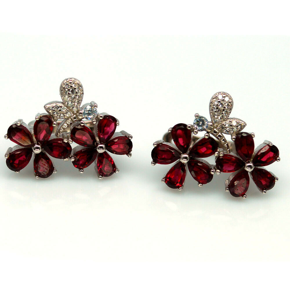 A pair of 925 silver garnet set flower shaped drop earrings, L. 2cm. - Image 2 of 2