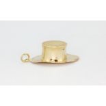 A hallmarked 9ct gold gentleman's top hat pendant / charm, approx. L. 3cm.