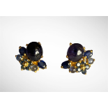 A pair of 925 silver gilt earrings set with cabochon and oval cut sapphires, L. 1.5cm.