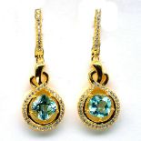 A pair of 925 silver gilt drop earrings set with round cut blue topaz and white stones, L. 3.8cm.