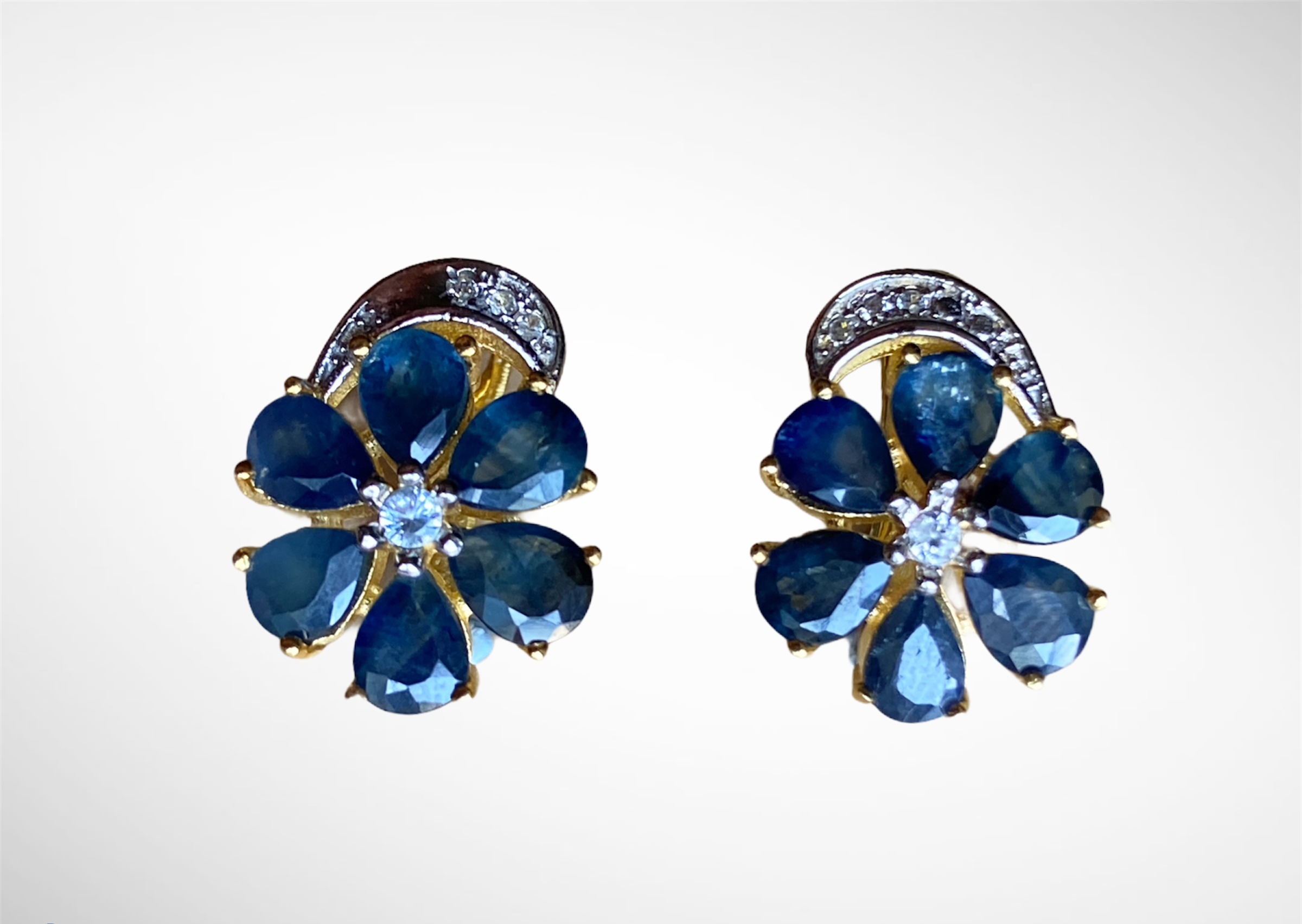 A pair of 925 silver gilt flower shaped earrings set with pear cut sapphires, L. 1.5cm.