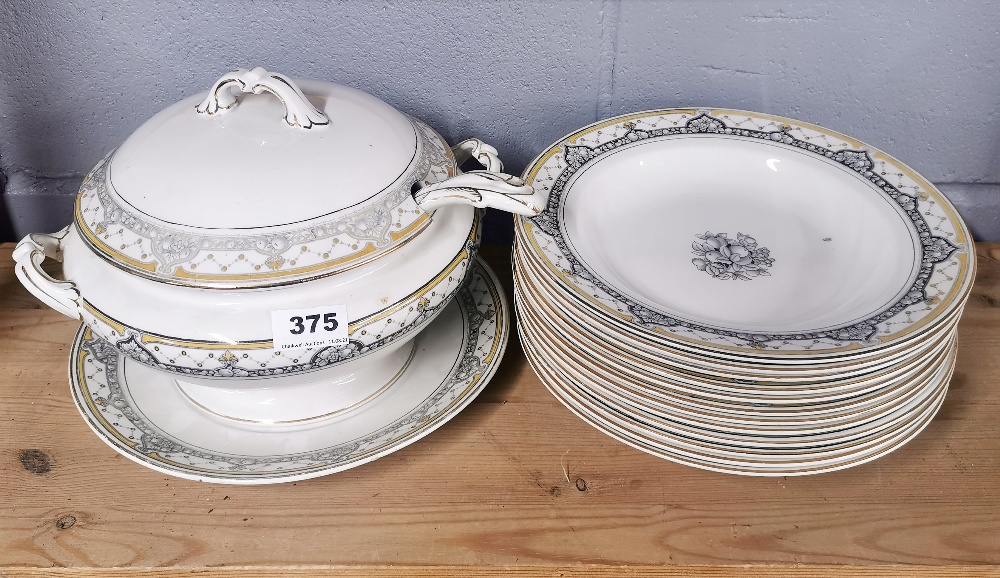 An antique Imperial porcelain, stamped Wedgwood, 'Sylvia' pattern soup tureen and 12 soup bowls. - Bild 2 aus 2