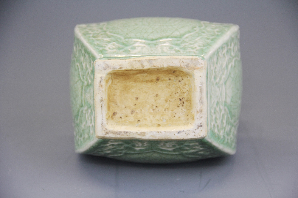 An impressive Chinese celadon green crackle glazed oblong form vase with two rectangular handles and - Bild 3 aus 4