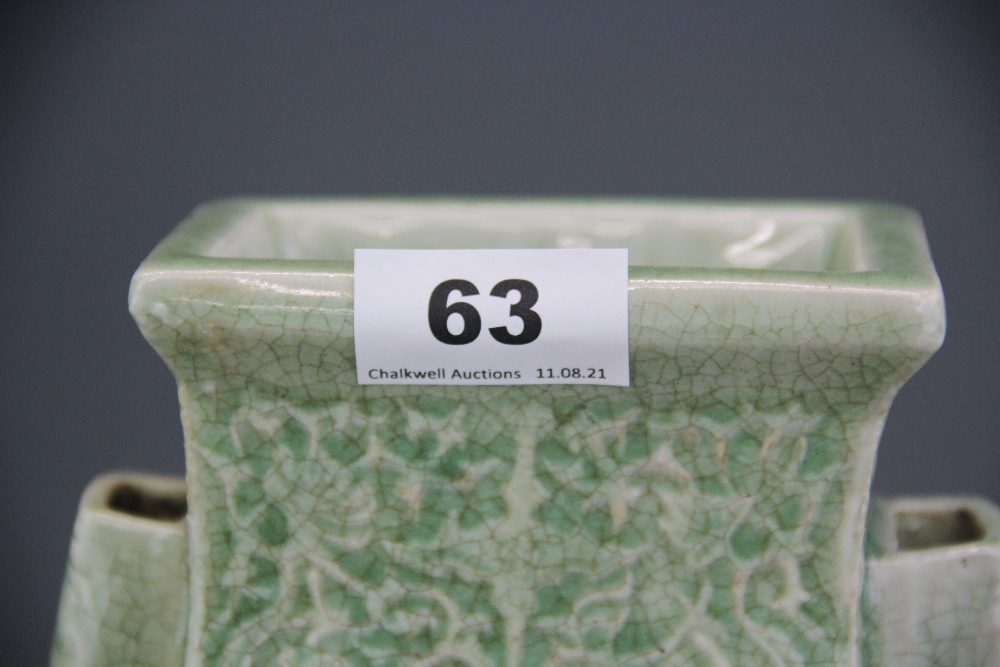 An impressive Chinese celadon green crackle glazed oblong form vase with two rectangular handles and - Bild 4 aus 4