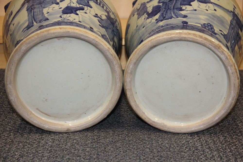 A pair of large Chinese hand painted porcelain jars and lids, H. 51cm. - Bild 2 aus 2