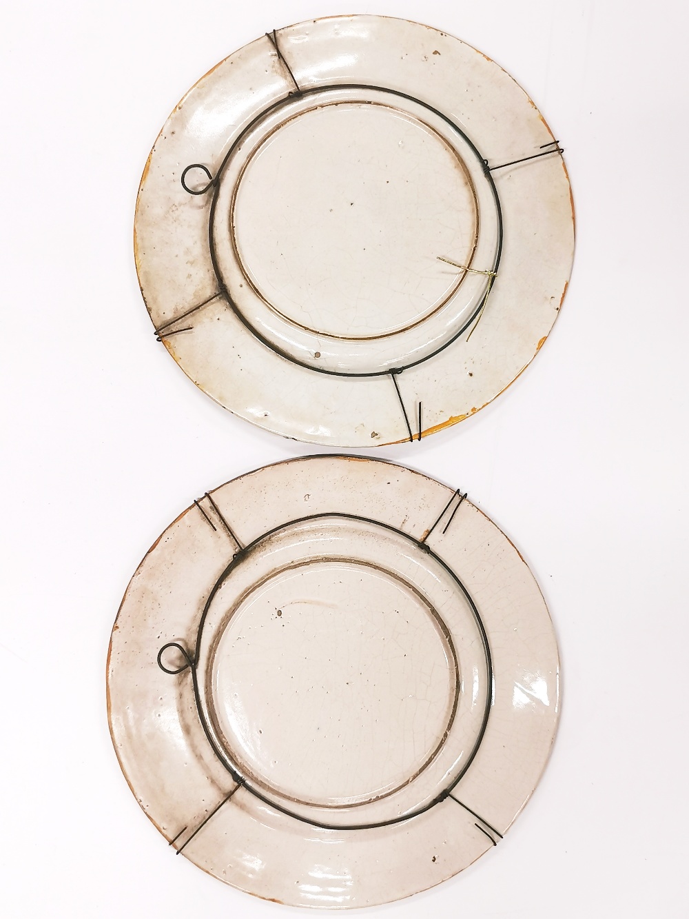 Two large 19th / early 20th C Italian majolica wall plates, Dia. 39.5cm. - Bild 2 aus 2