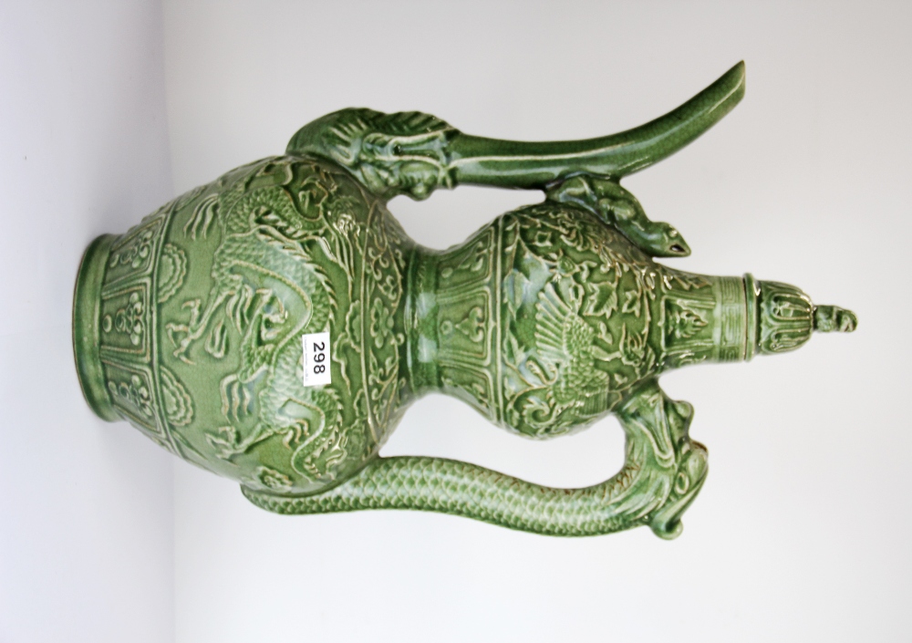 A very large 19th/early 20th C Chinese crackle celadon glazed gourd shaped wine jug with relief - Bild 3 aus 5