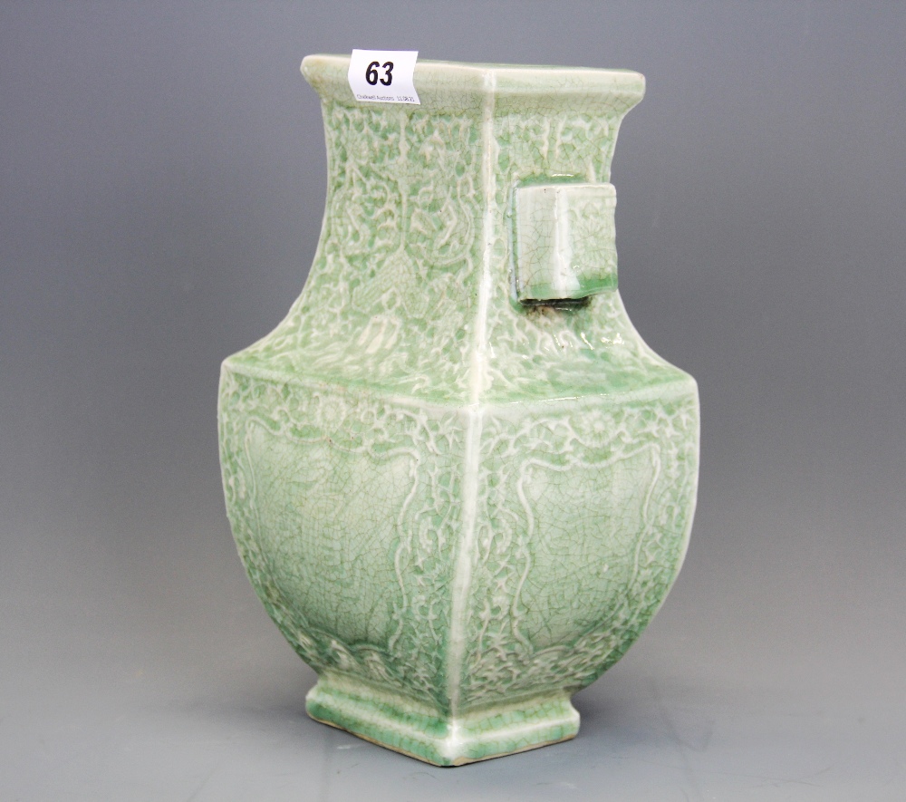 An impressive Chinese celadon green crackle glazed oblong form vase with two rectangular handles and - Bild 2 aus 4