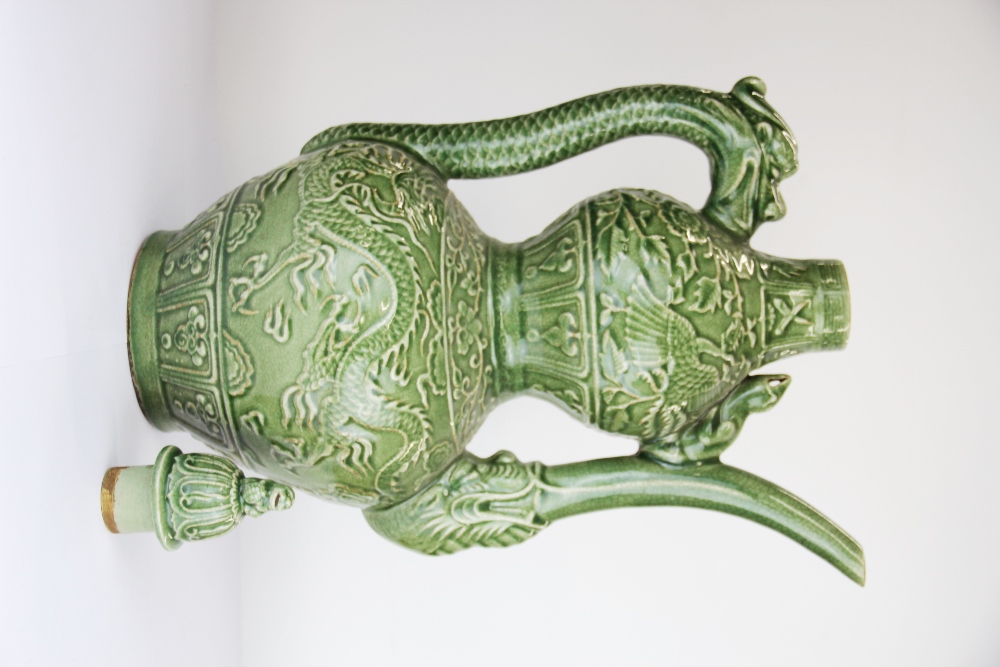 A very large 19th/early 20th C Chinese crackle celadon glazed gourd shaped wine jug with relief - Bild 5 aus 5