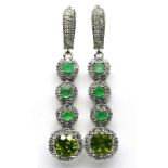 A pair of 925 silver drop earrings set with emerald, peridot and white stones, L. 5cm.