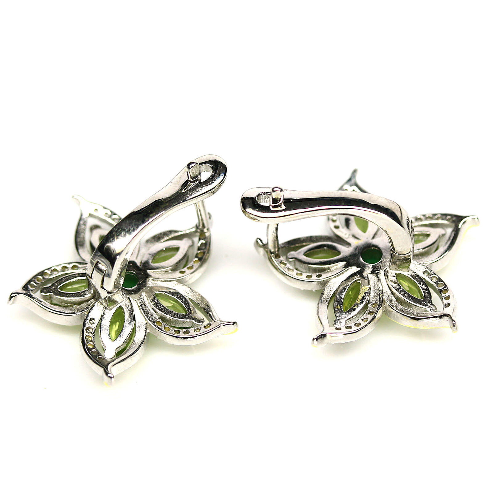 A pair of 925 silver flower shaped earrings set with marquise cut peridots and emeralds, L. 2.3cm. - Bild 2 aus 2