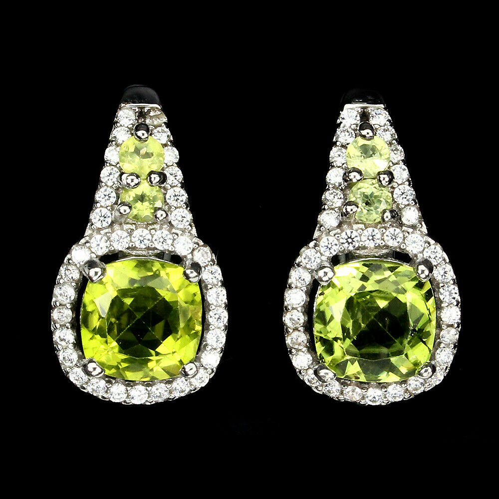 A pair of 925 silver peridot and white stone set drop earrings, L. 1.8cm.