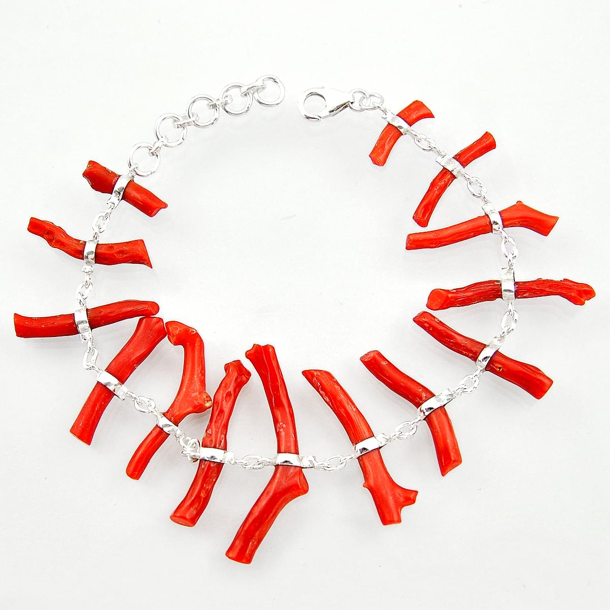 A 925 silver bracelet set with graduated coral beads, L. 22cm.